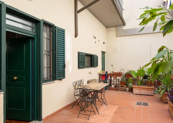 Florence Statuto Apartment With Small Courtyard