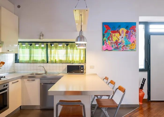 Florence Statuto Apartment With Small Courtyard